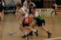 Gabi Breitenstein schirmt den Ball vor Christina Söderlund ab