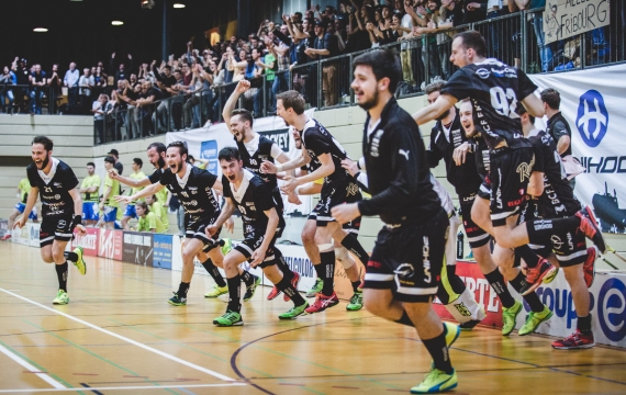 Unihockey Fribourg gewinnt Finalserie!