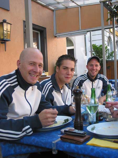 D'Intino mit Teamkollegen