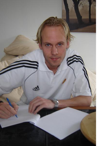 Jim Canerstam bei der Unterschrift