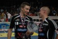 Tiitu und Järvi begutachten den Pokal