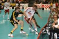 Zimmermann kämpft gegen 2 AIK Spieler