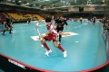 Sladky deckt den Ball ab