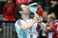 Hofbauer küsst den Pokal