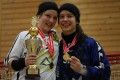 Schwarz und Lohrer mit Pokal und Medaille