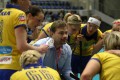 Trainer Moser gibt im Time-Out Anweisungen