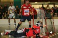 Hitz kontrolliert den Ball