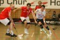 Joss und Adank schauen dem Ball nach