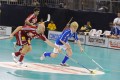 Bichsel und Johansson strecken sich nach dem Ball