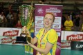 Emelie Lindström strahlt mit dem WM-Pokal