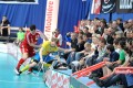 Nico Scalvinoni befördert Johan Samuelsson über die Bande
