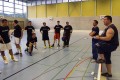 Jürg Hosig (rechts) spricht zu den Pumas