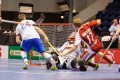 Adrian Zimmermann stürzt vor dem tschechischen Tor