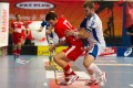 Jakubek gibt Dario Wälti eine Rückenmassage