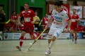 Larsson vor Wälti am Ball