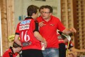 Assistent Patrick Britt instruiert Remo Eberhard