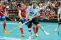 Mikkko Leikkanen wird von Teppo Mäkelä zurückgehalten