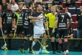 Sandro Dominioni muss vom Schiedsrichter zurückgehalten werden