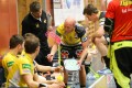 Christian Kjellmann instruiert die Teamkollegen