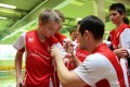 Nati-Captain Matthias Hofbauer signiert ein T-Shirt