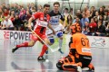 Luzian Weber deckt den Ball vor Kevin Berry ab