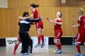 Simone Berner freut sich mit Laura Tomatis über den Sieg.