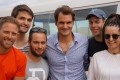 Unihockey für Strassenkinder meets Roger Federer