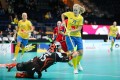 Lenka Kubickova hält den Ball von Malin Andreason