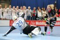 Monika Schmid hält den Penalty von Céline Chalverat
