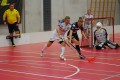 Andrea Streiff (l) vom UHC Dietlikon im kampf um den Ball gegen Burgdorfs Mirjam Hintermann (r)
