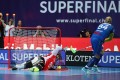 #94 Lara Heini hält den Penalty von #84 Ann-Sofie Sundholm