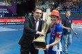 Daniel Bareiss übergibt den Kübel an Linn Lundström