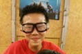 Chinese mit Spezialbrille