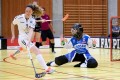 Michelle Krähenbühl blockt vor Micheline Müller einen Schuss