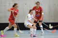 Tabitha Koller und Luzia Kessler beobachten Simone Wyss