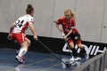 Ladina Müller (UBR#9) am Ball, wird in der Ecke bedrängt von Miriam Neff (Red Lions#24)