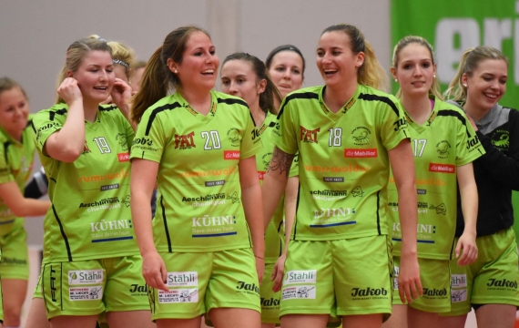 Skorps binden sechs Spielerinnen