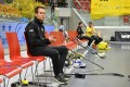 Trainer Krebs auf dem Trainerstuhl