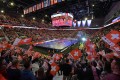 Die Teams laufen in die Arena ein