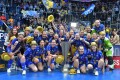 Jubelbild mit Pokal und Fans