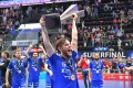 Kailiala mit dem Meisterpokal